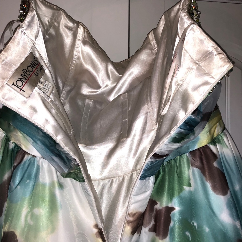 Tony Bowls Prom dress - Picture 4 of 5